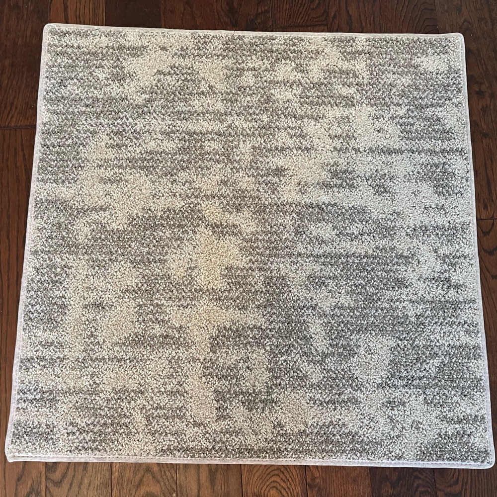 24.5 x 24 Gray and White Area Rug/Carpet/Mat